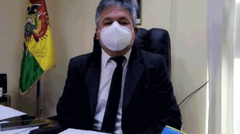 Presidente del Colegio Médico, Luis Larrea, anuncia paro de médicos