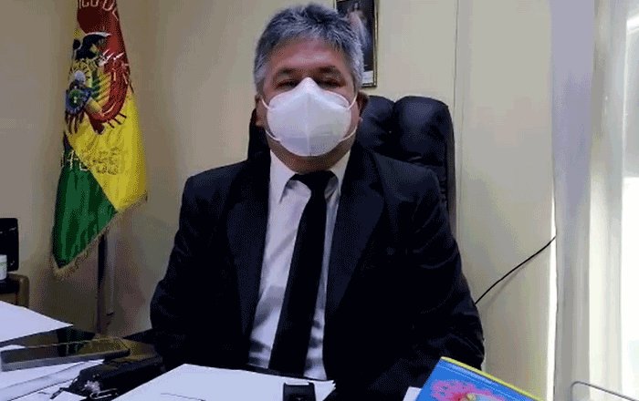 Presidente del Colegio Médico, Luis Larrea, anuncia paro de médicos
