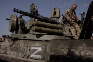 Un soldado ucraniano sobre un vehículo armado ruso capturado durante la invasión de Ucrania