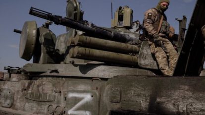 Un soldado ucraniano sobre un vehículo armado ruso capturado durante la invasión de Ucrania