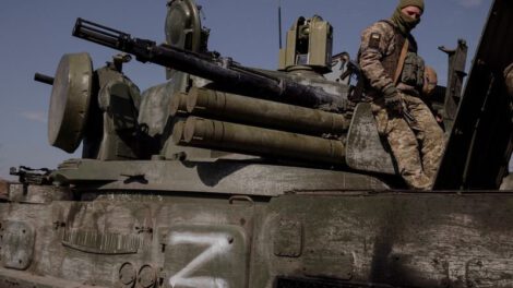 Un soldado ucraniano sobre un vehículo armado ruso capturado durante la invasión de Ucrania