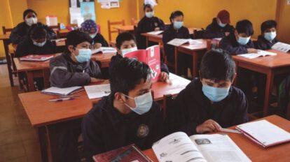 Estudiantes en clases presenciales con horario de invierno ampliado