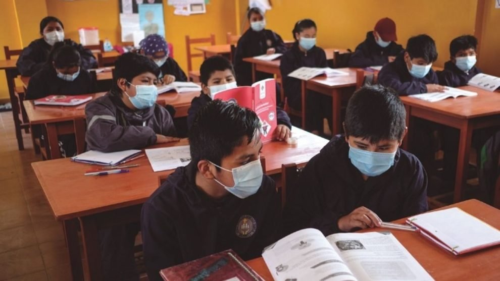 Estudiantes en clases presenciales con horario de invierno ampliado
