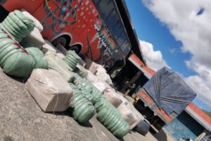 Decomiso de ropa usada en Tarija por la Aduana Nacional