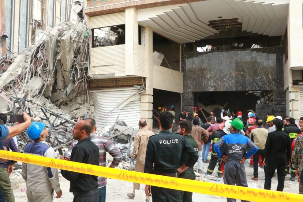 Derrumbe de edificio en Irán con 34 muertos