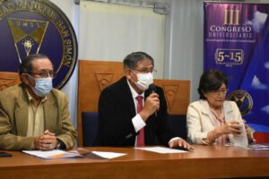 Catedráticos de la UMSS sin título profesional