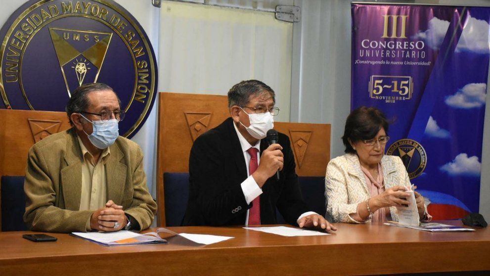 Catedráticos de la UMSS sin título profesional