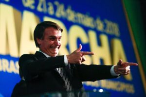 Bolsonaro armar a civiles con la frase de 'Pueblo armado jamás será esclavizado'