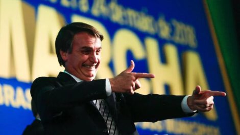 Bolsonaro armar a civiles con la frase de 'Pueblo armado jamás será esclavizado'