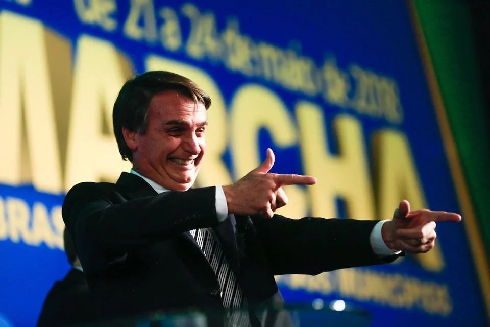 Bolsonaro armar a civiles con la frase de 'Pueblo armado jamás será esclavizado'