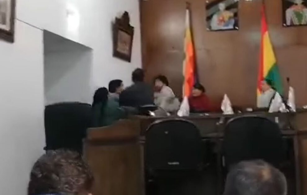 Pelea concejales Sucre durante debate sobre albergue de mascotas