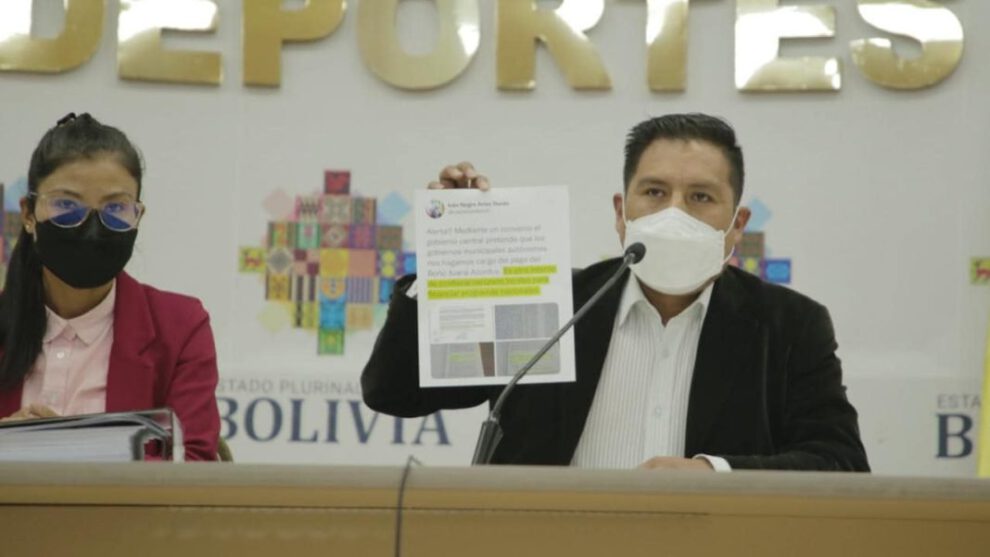 Bono Juana Azurduy y críticas de Auza a Arias