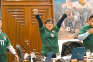 Gabinete de ministros con la polera de la selección boliviana