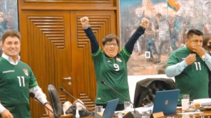 Gabinete de ministros con la polera de la selección boliviana