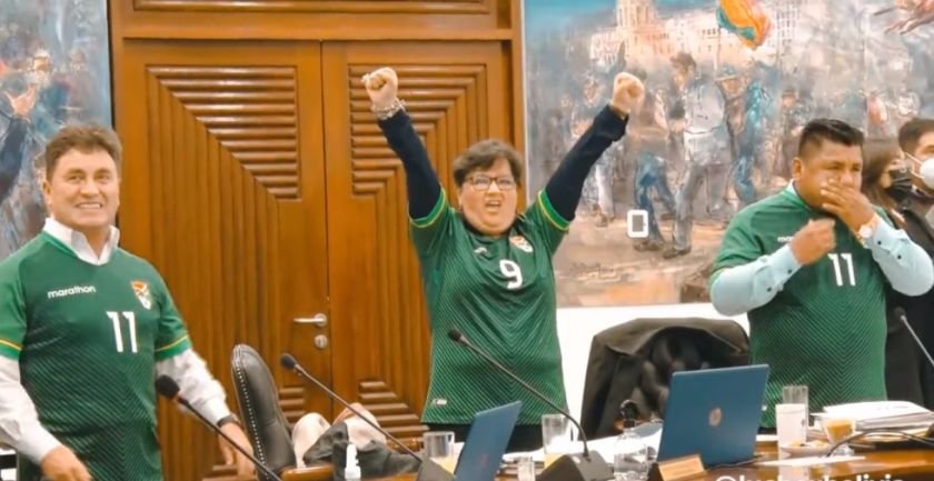 Gabinete de ministros con la polera de la selección boliviana