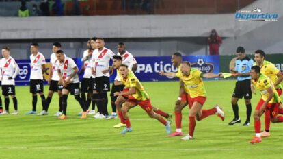 Celebran los integrantes de Palmaflor tras ganar en la tanda de penales