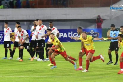 Celebran los integrantes de Palmaflor tras ganar en la tanda de penales