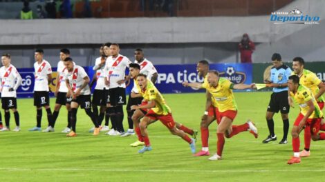 Celebran los integrantes de Palmaflor tras ganar en la tanda de penales