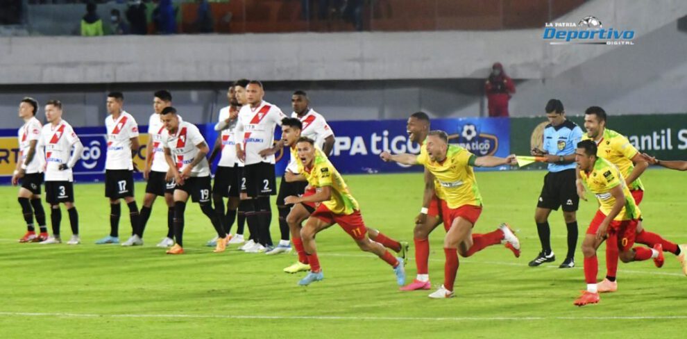 Celebran los integrantes de Palmaflor tras ganar en la tanda de penales