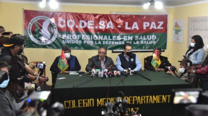 Protesta de médicos en La Paz frente al Gobierno