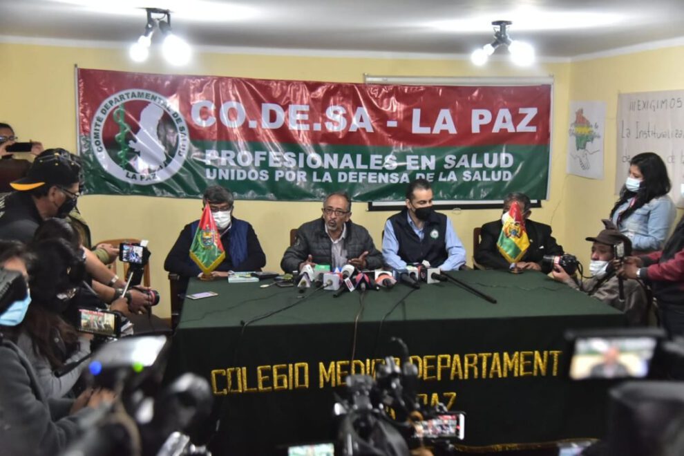Protesta de médicos en La Paz frente al Gobierno
