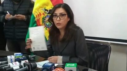 Carmen Nilza López muestra su acta de divorcio