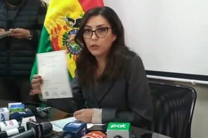 Carmen Nilza López muestra su acta de divorcio