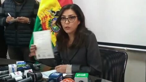 Carmen Nilza López muestra su acta de divorcio