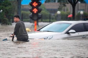 Fuertes lluvias en China causan inundaciones y desplazados