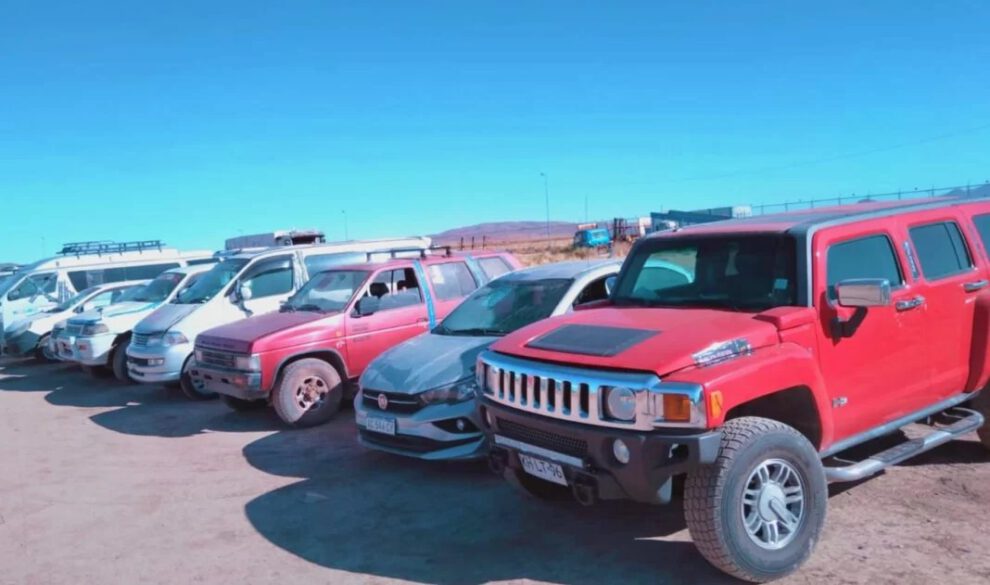 Aduana decomisó vehículos indocumentados en Oruro