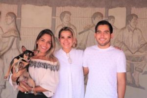 Jeanine Áñez junto a sus hijos Carolina y José