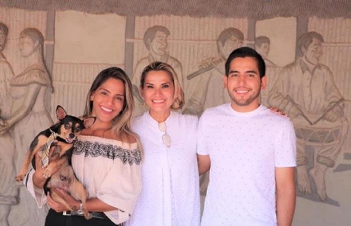 Jeanine Áñez junto a sus hijos Carolina y José