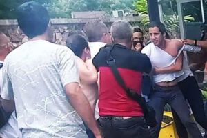 Juan Guaidó agredido por un grupo de chavistas