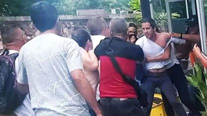 Juan Guaidó agredido por un grupo de chavistas