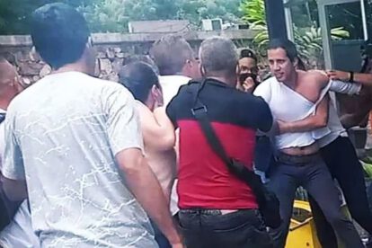 Juan Guaidó agredido por un grupo de chavistas