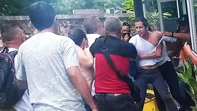 Juan Guaidó agredido por un grupo de chavistas