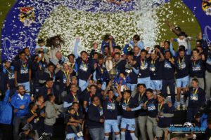 Festejo de los jugadores de Bolívar con el trofeo de campeón