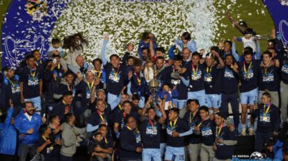 Festejo de los jugadores de Bolívar con el trofeo de campeón