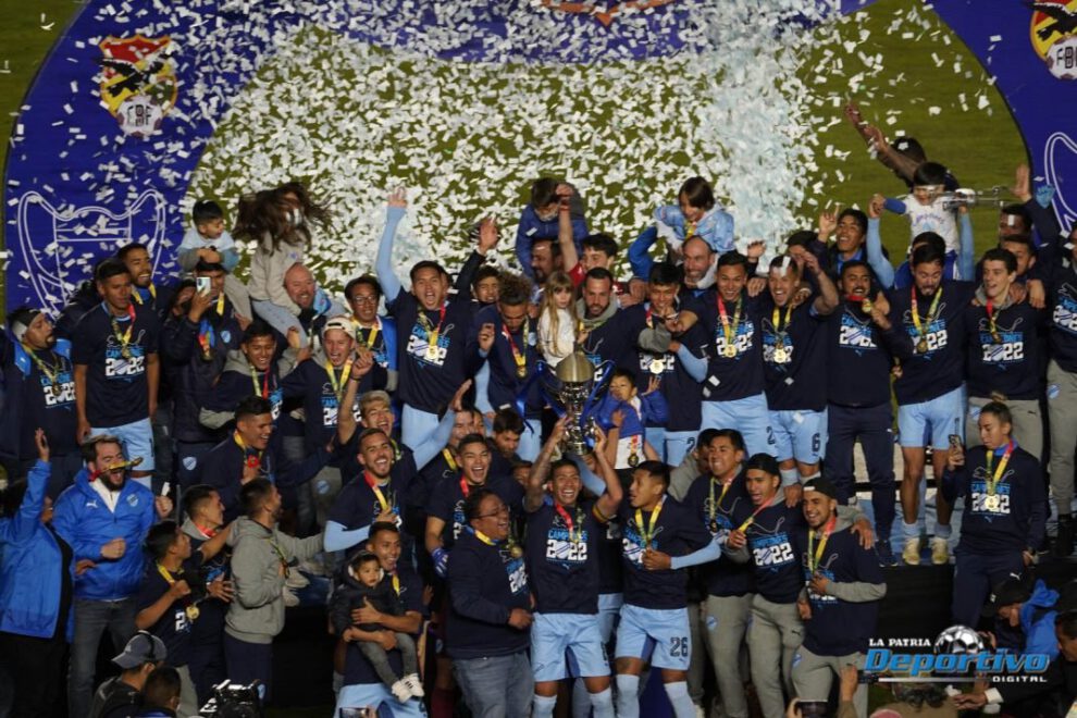Festejo de los jugadores de Bolívar con el trofeo de campeón