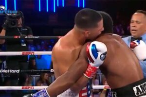 Edgar Berlanga intenta morder la oreja de su rival en el combate