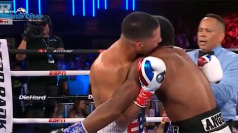 Edgar Berlanga intenta morder la oreja de su rival en el combate