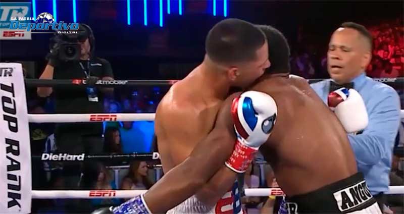 Edgar Berlanga intenta morder la oreja de su rival en el combate