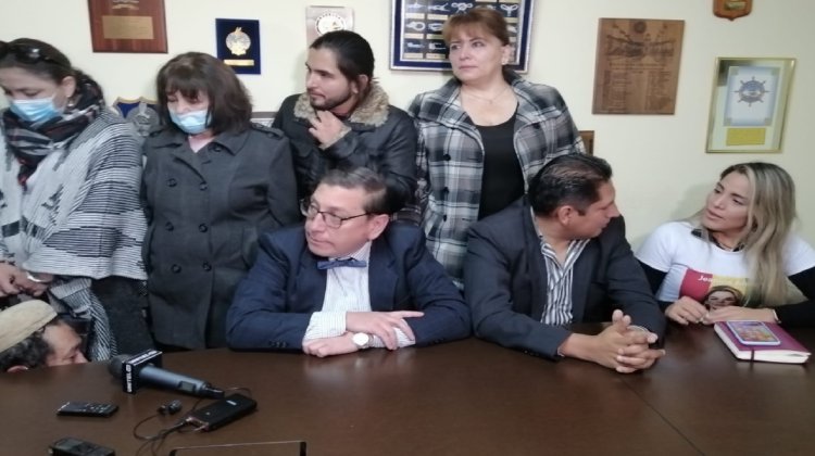 Defensa legal de Jeanine Añez en conferencia de prensa