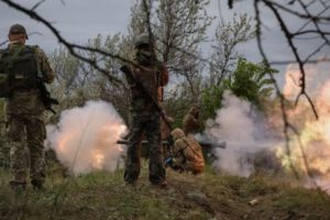Guerra en Ucrania: Artilleros ucranianos cerca de Lisychansk