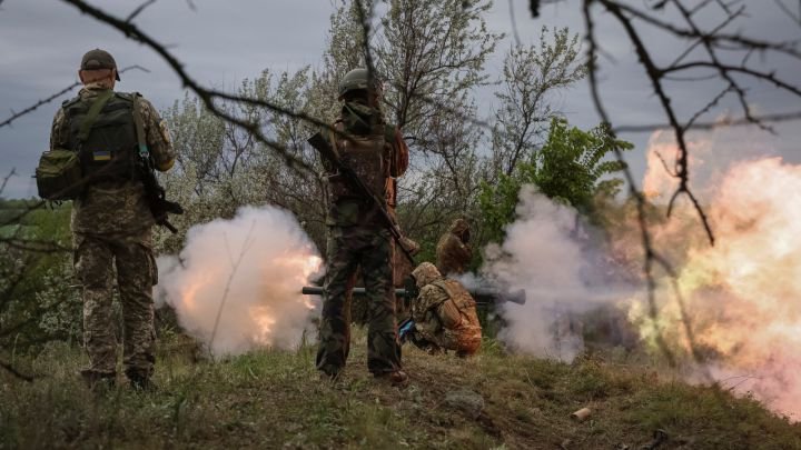 Guerra en Ucrania: Artilleros ucranianos cerca de Lisychansk