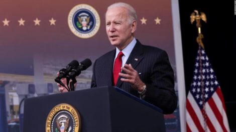 Biden reprende a la industria del petróleo por el precio de los combustibles