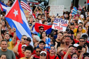Gobierno cubano impide a madres de presos políticos abordar un avión