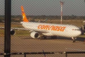 Vuelo no regular Conviasa en el aeropuerto internacional de Viru Viru