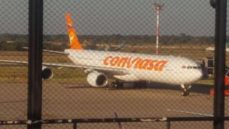 Vuelo no regular Conviasa en el aeropuerto internacional de Viru Viru