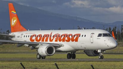 Pasajeros de Conviasa en Santa Cruz esperando continuar su viaje a Venezuela